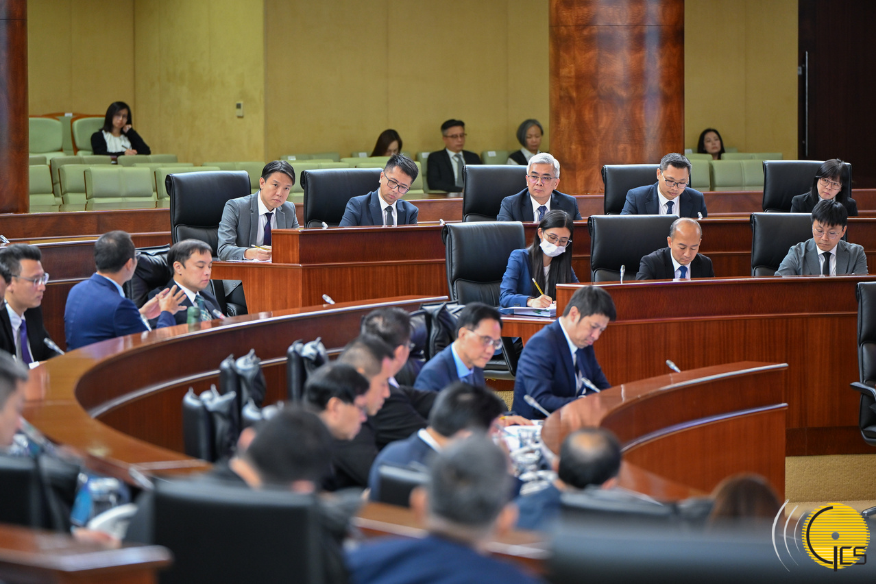 行政法務司司長黃少澤列席立法會全體會議，議程為引介、一般性討論及表決《修改第9/2018號法律〈設立市政署〉》法案及《餐飲及相關場所業務法》法案。