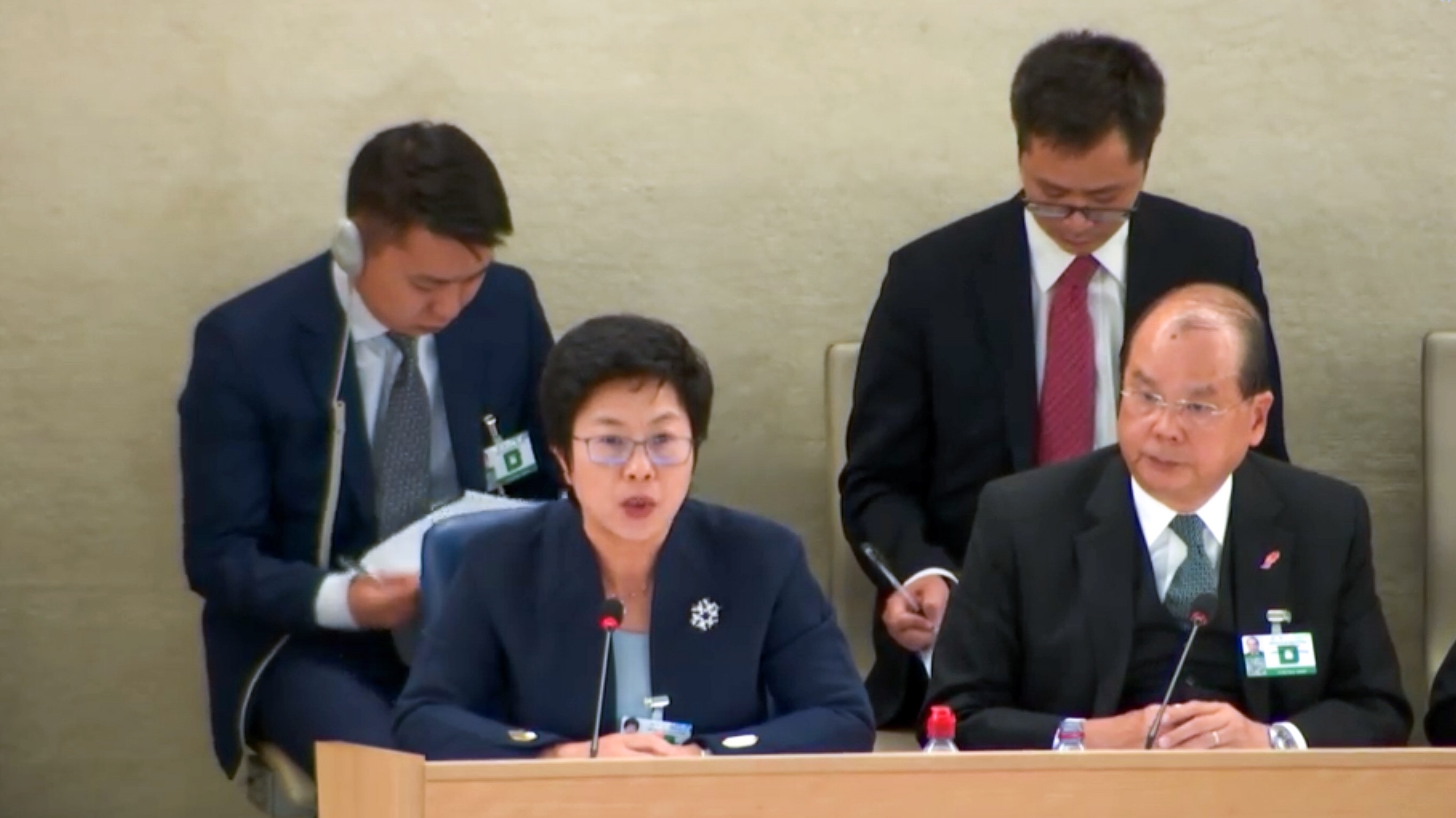 中國代表團副團長、澳門特區政府行政法務司司長陳海帆（左）於會議發言