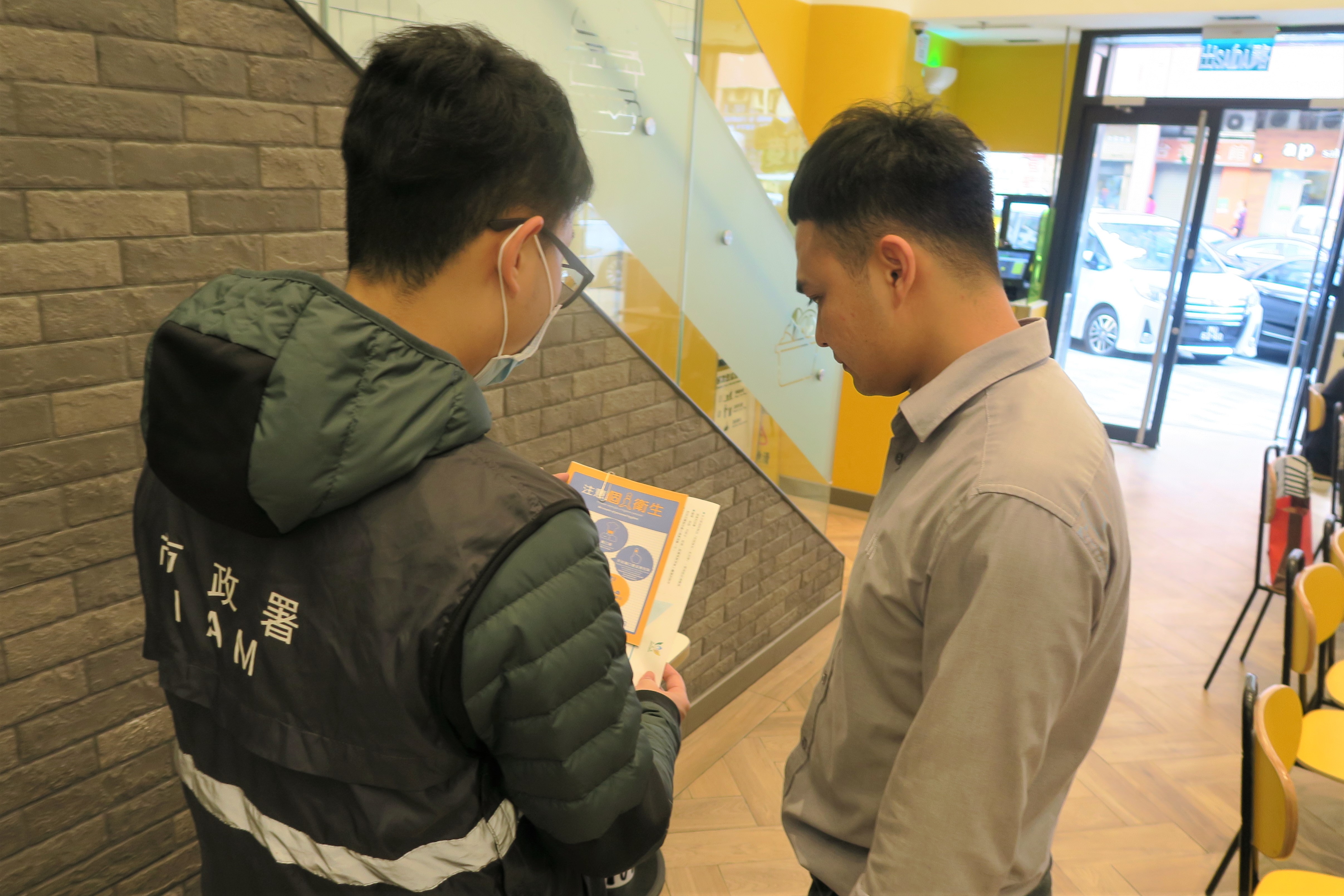 在巡查期間進行防疫宣傳 在巡查期間進行防疫宣傳