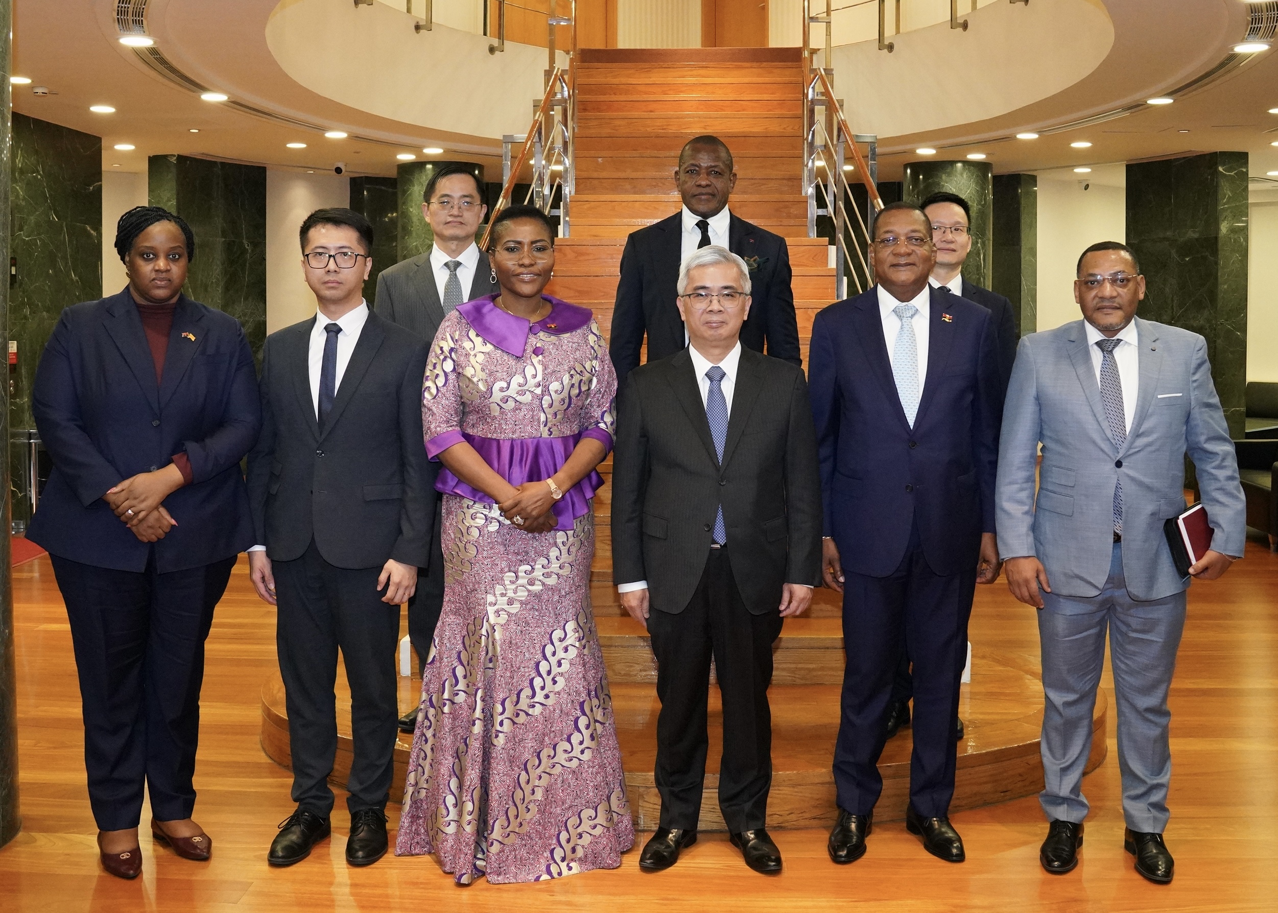 行政法務司黃少澤司長會見安哥拉駐華大使達爾瓦‧艾倫(Dalva Maurícia Calombo Ringote Allen)一行，雙方就彼此共同關心的問題交換意見。