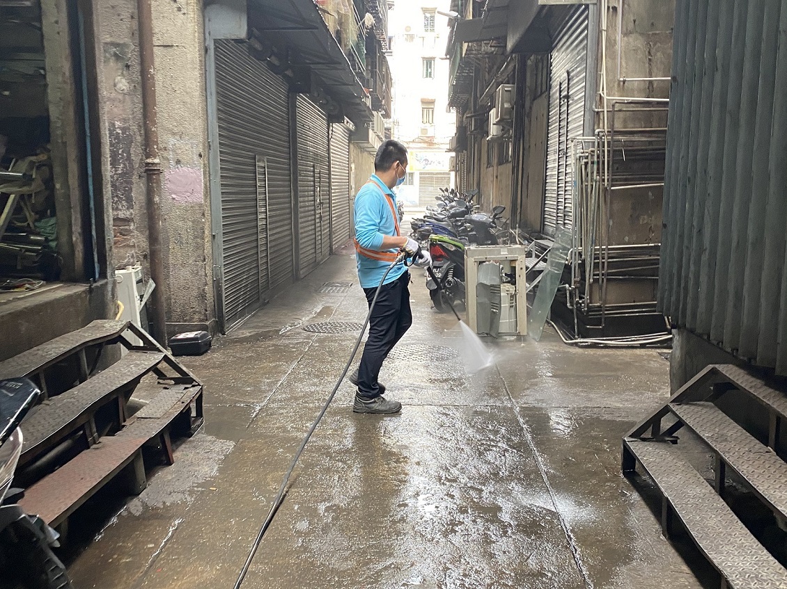 以稀釋漂白水清洗街道 以稀釋漂白水清洗街道