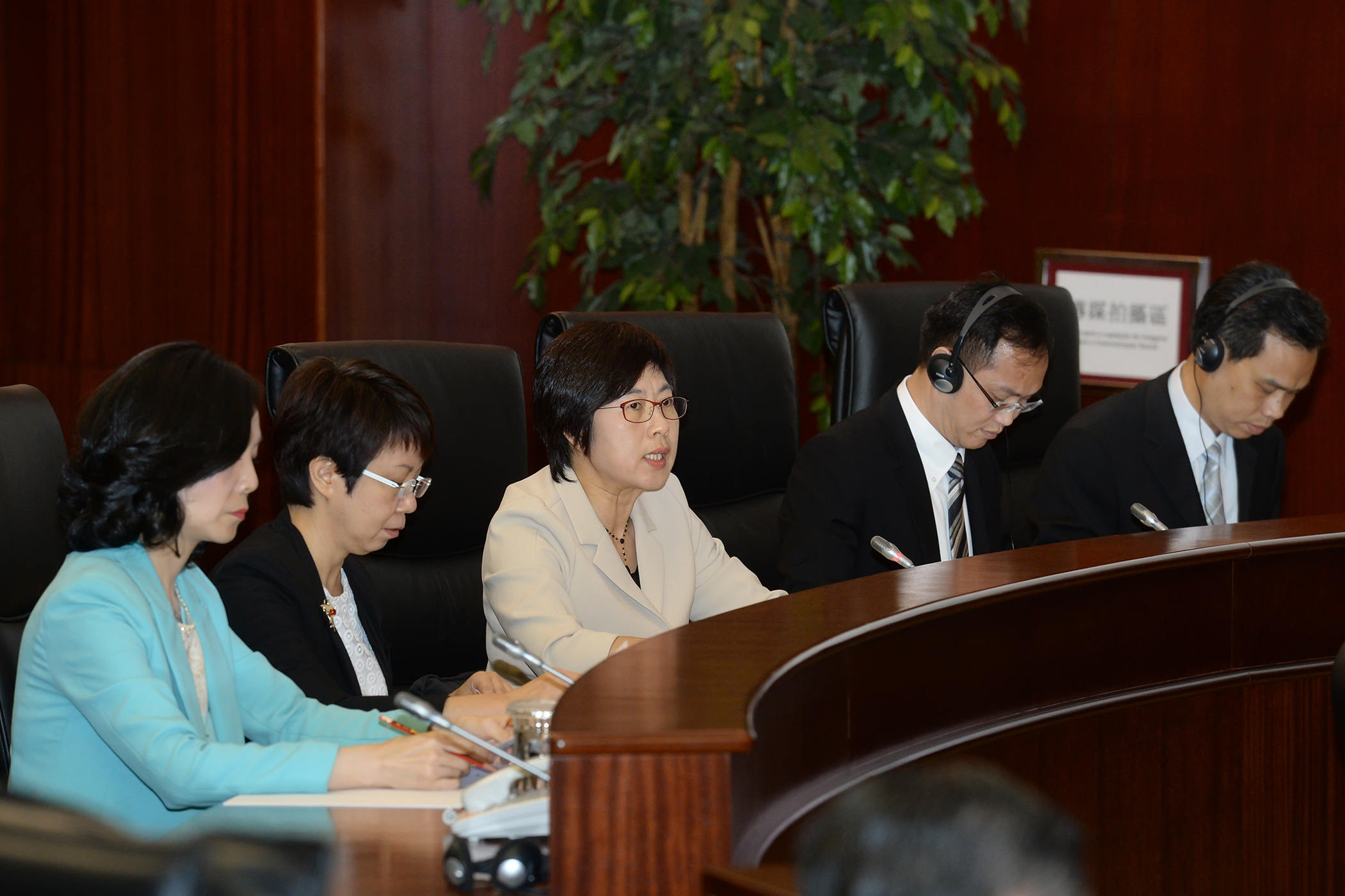 Ex.ma Senhora Secretária para a Administração e Justiça, Dr.ª Chan Hoi Fan esteve na sessão de interpelações da AL