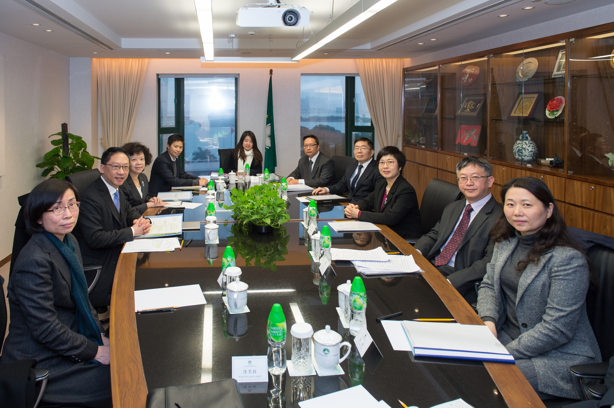 行政法务司司长陈海帆与香港律政司司长袁国强会面，她表示与香港磋商两地刑事司法互助协议进展顺利。