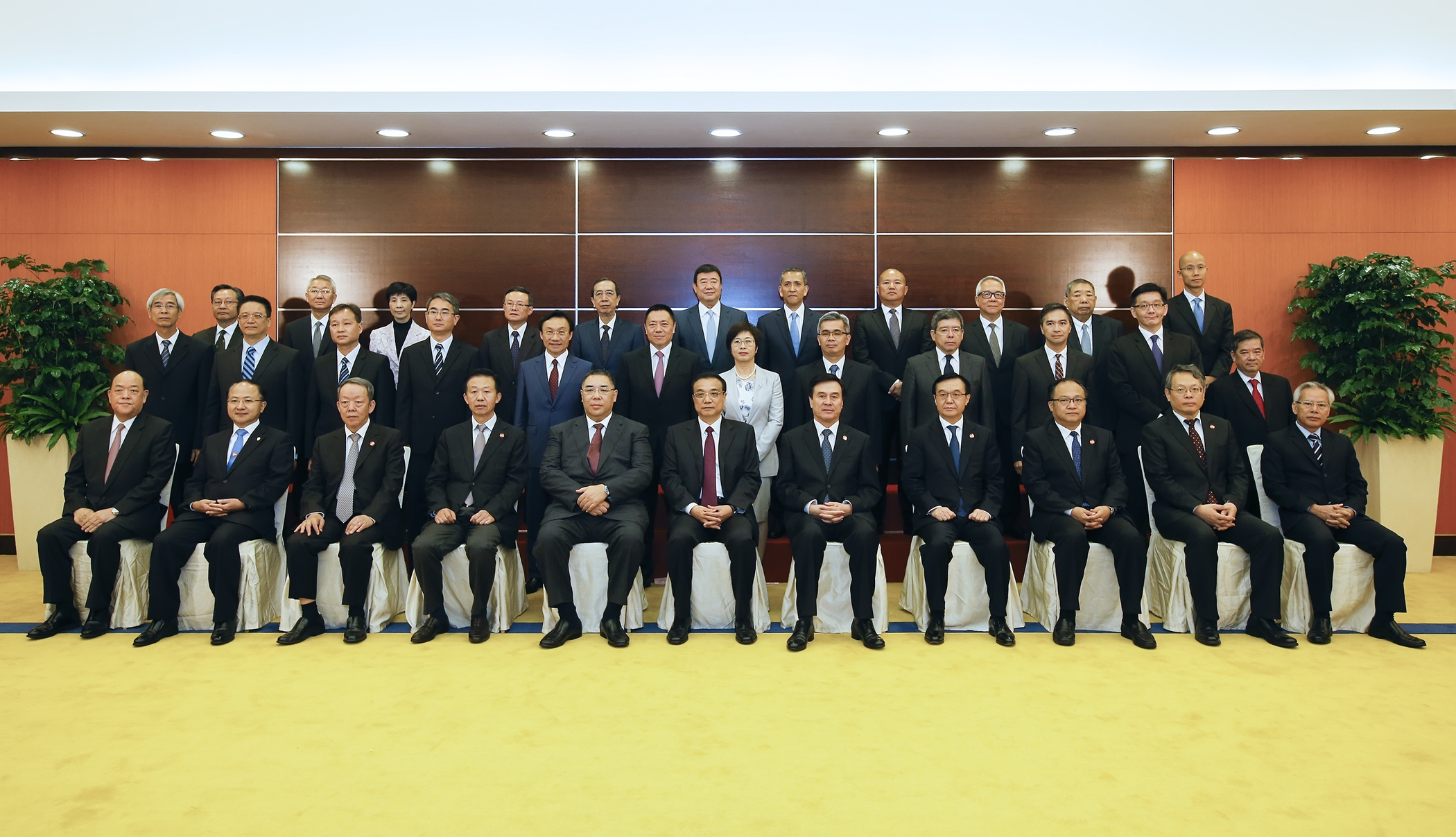 國務院總理李克強在澳門東亞運動會體育館會見特區政府行政、立法、司法機構負責人及合影