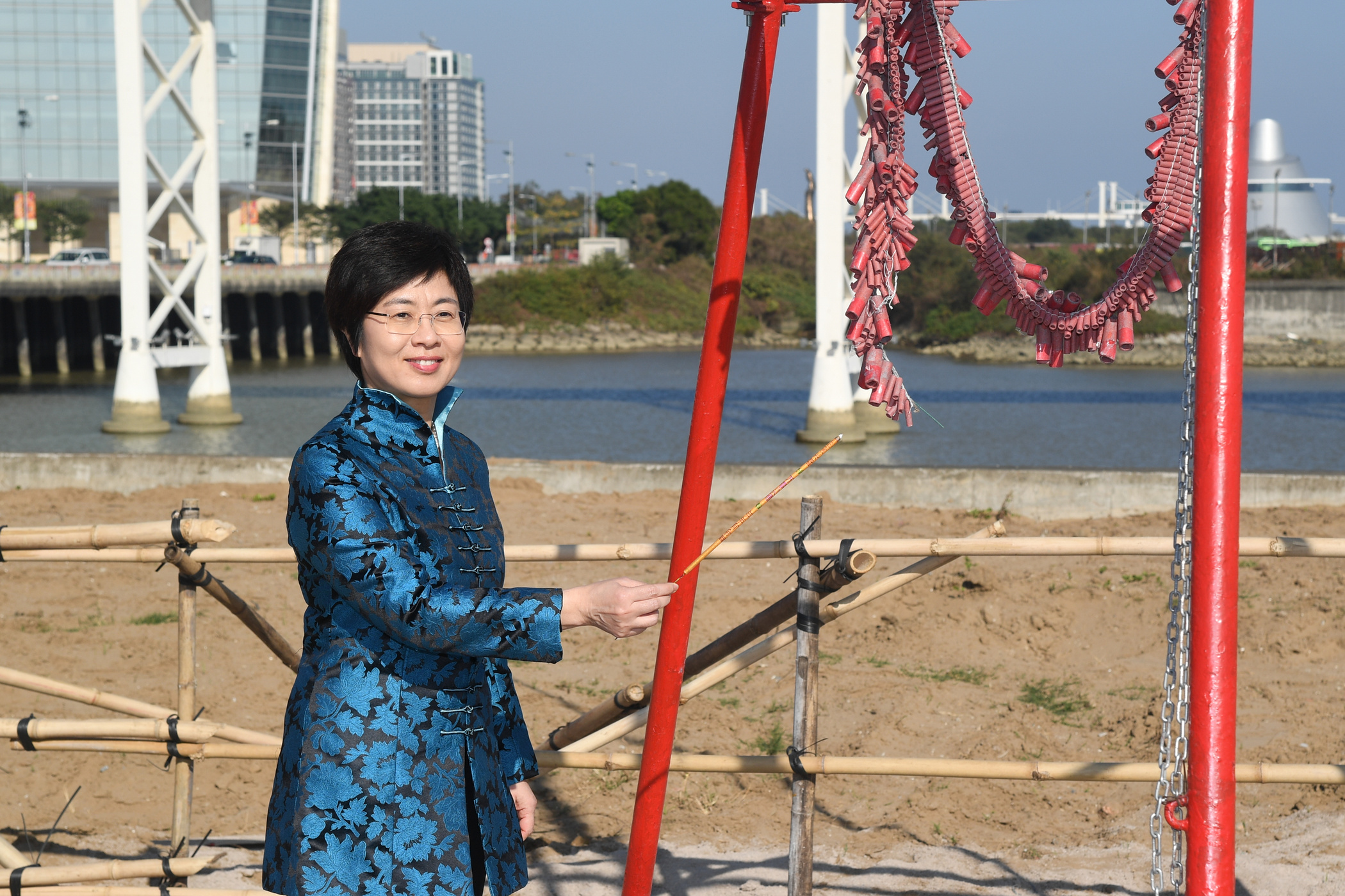 行政法務司司長陳海帆出席《萬家歡慶賀雞年》活動 — 參觀年宵市場及爆竹攤位