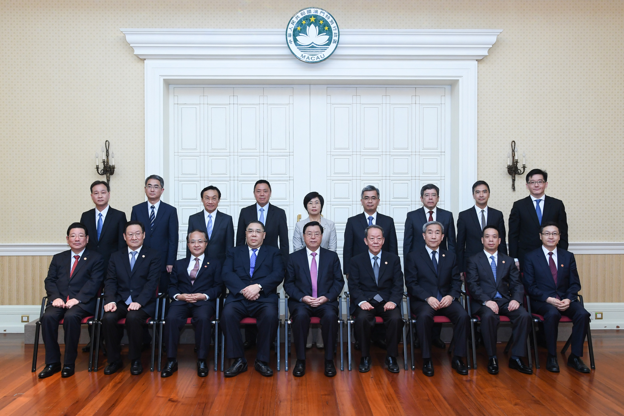 張德江委員長在政府總部與行政長官崔世安及主要官員合影