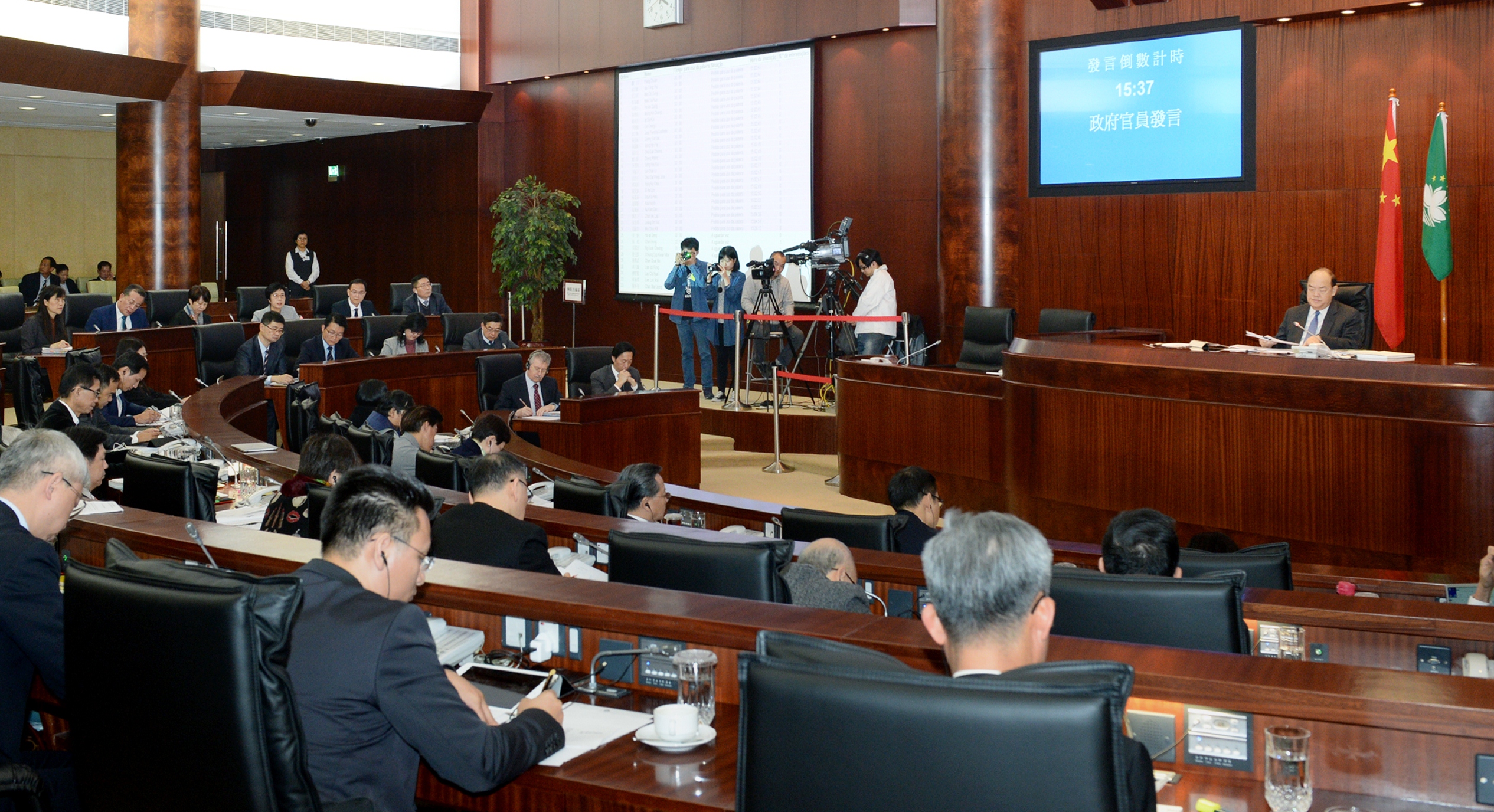行政法務司司長陳海帆列席立法會全體會議：辯論行政法務領域2018 年度施政方針政策