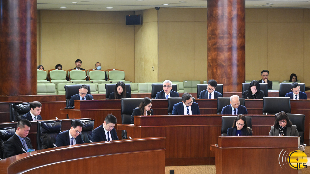 行政法務司司長黃少澤列席立法會全體會議，引介和說明2026年行政法務領域施政方針政策，以及回應議員問題。