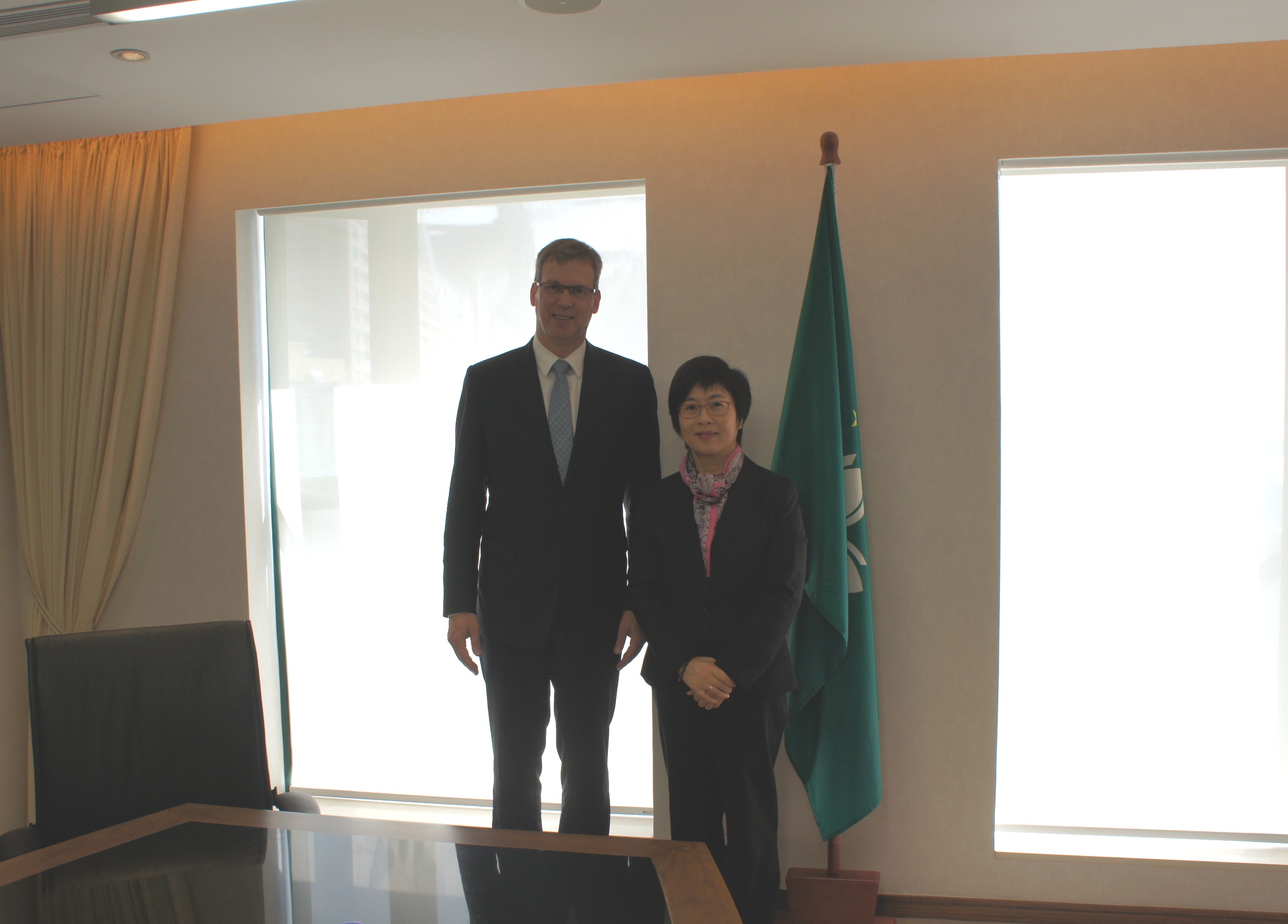Mr. Vincent Piket, Head of Office of the European Union (EU) to Hong Kong and Macao, no encontro de cortesia com a Secretária