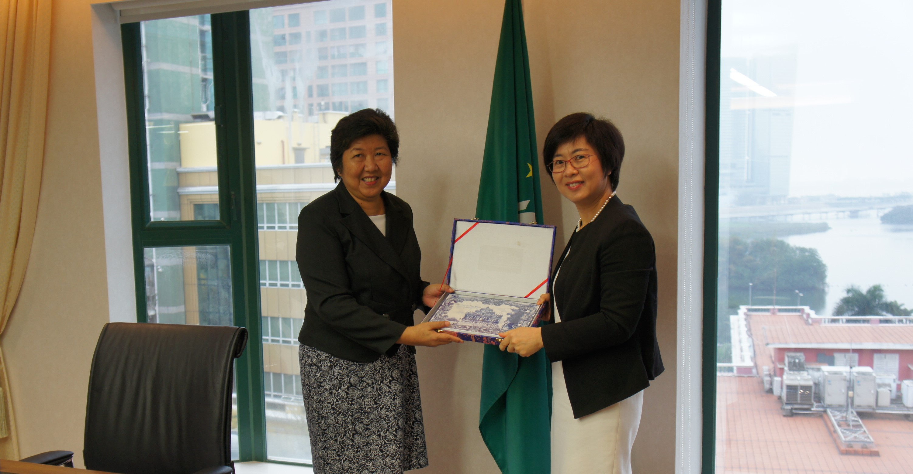 O Cônsul Geral das Filipinas Ms. Lilybeth R. Deapera em Macau no encontro de cortesia com a Secretária