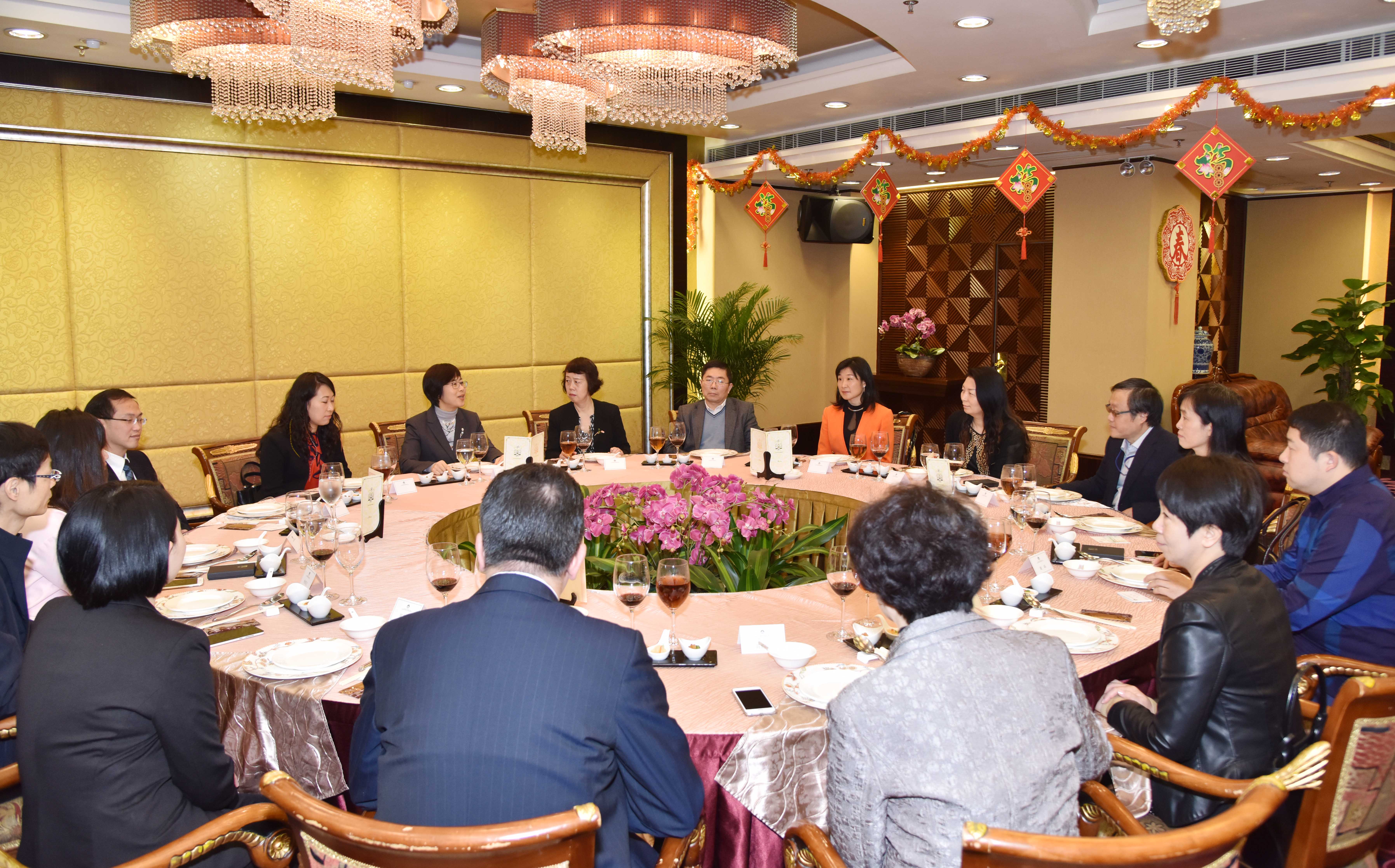 行政法務司司長陳海帆宴請駐澳傳媒機構負責人，她表示，在全澳市民的支持及各新聞媒體的協助和監督下，行政法務範疇的施政團隊以積極進取的精神和堅定務實的工作態度，開展和落實了一系列的工作。