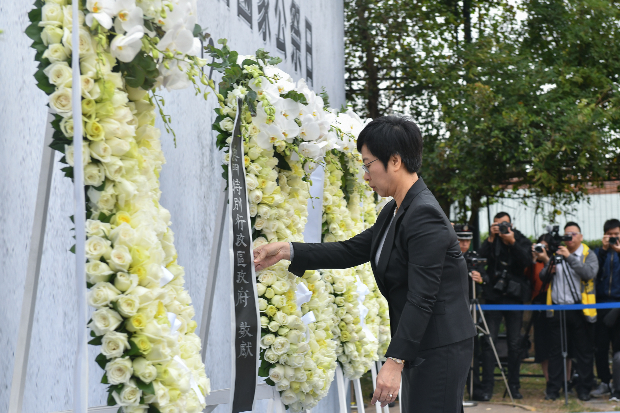 A SAJ Sónia Chan, no exercício de funções interinas de Chefe do Executivo, presente na actividade do Dia Nacional de Luto pelas Vítimas do Massacre de Nanjing A SAJ Sónia Chan, no exercício de funções interinas de Chefe do Executivo, presente na actividade do Dia Nacional de Luto pelas Vítimas do Massacre de Nanjing