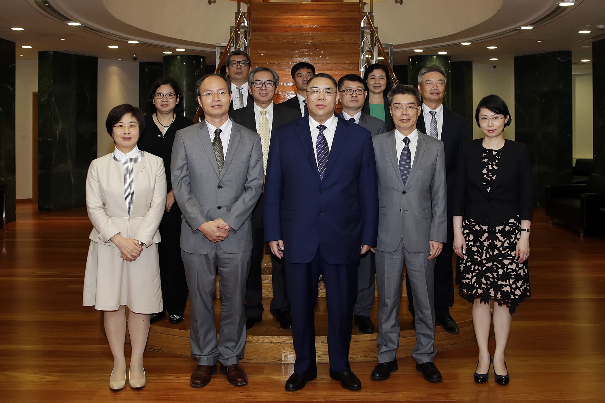 行政法务司司长陈海帆陪同行政长官会见澳门公务华员职工会一行
