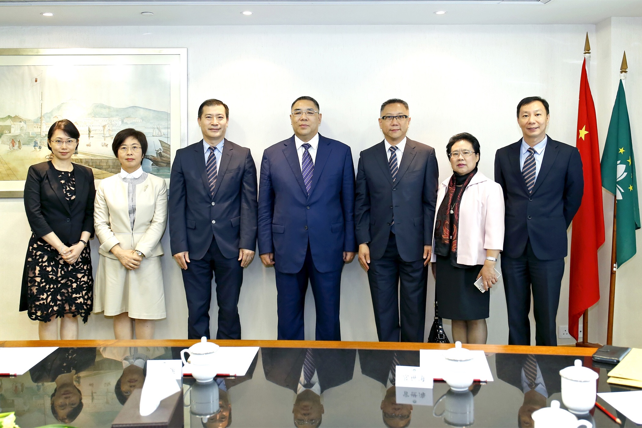 A SAJ Sónia Chan acompanha o Chefe do Executivo no encontro com os representantes da Associação dos Técnicos da Administração Pública de Macau
