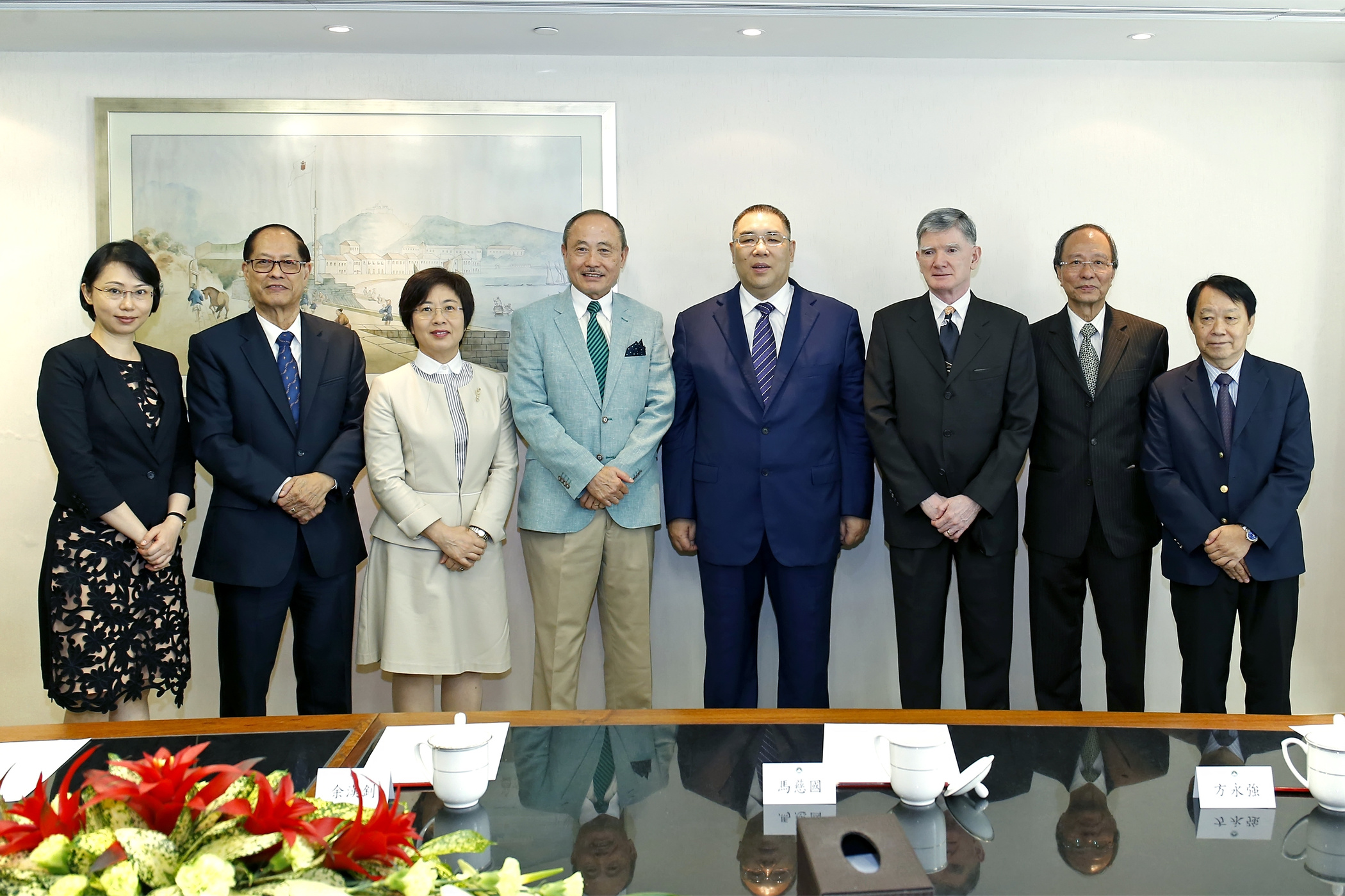 行政法务司司长陈海帆陪同行政长官会见澳门退休、退役及领取抚恤金人士协会一行