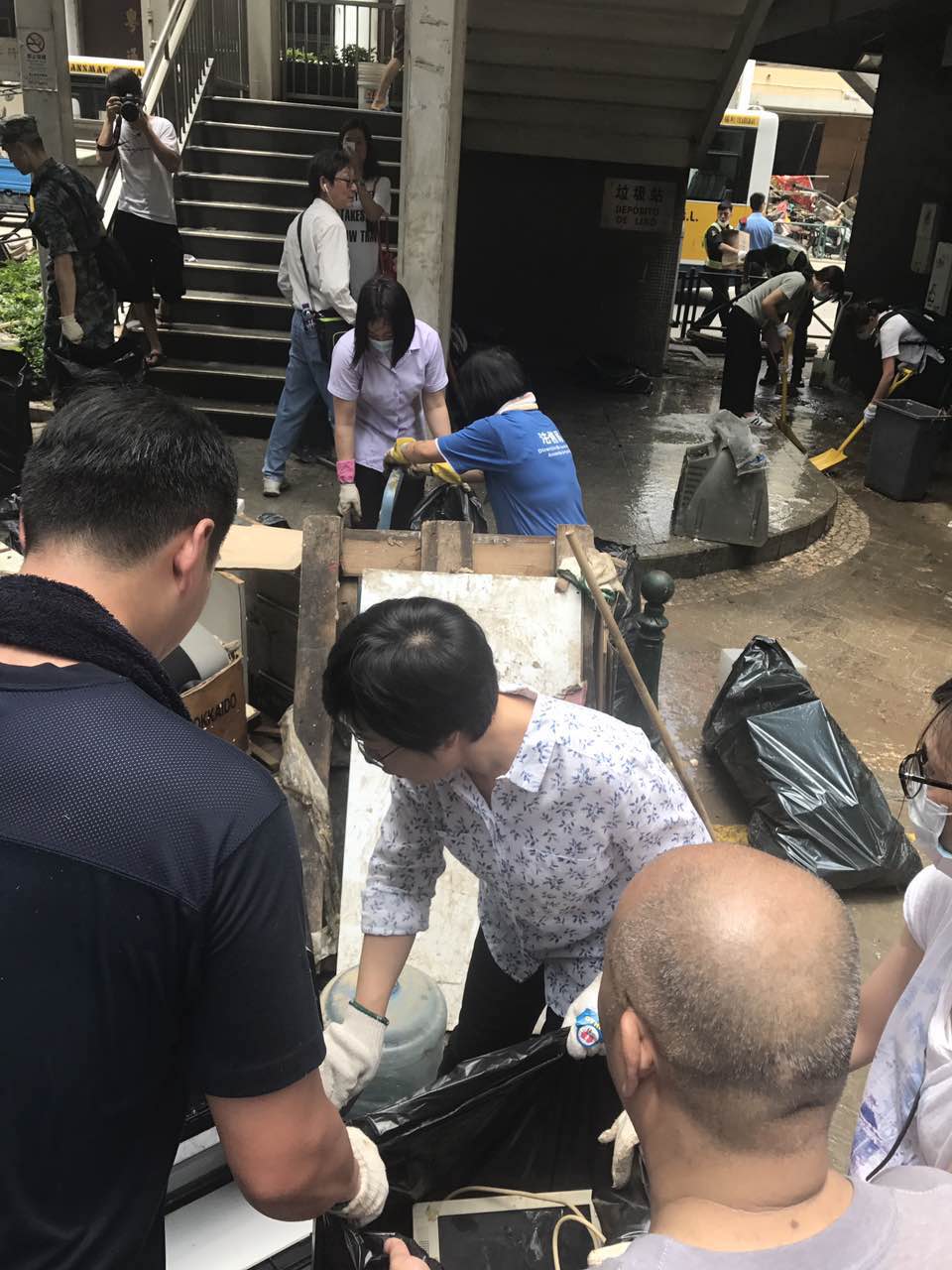 行政法務司司長陳海帆聯同法務局及民署的義工隊到區內清理垃圾