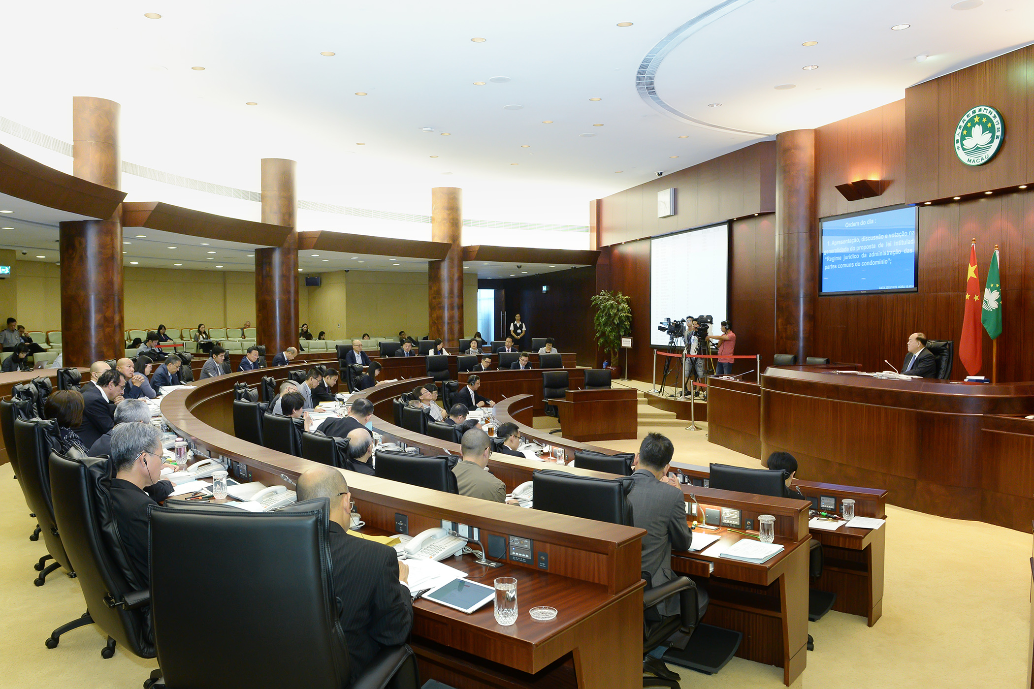 A Secretária para a Administração e Justiça, Dra. Sónia Chan, esteve presente na apresentação, debate e votação na generalidade do Regime jurídico da administração das partes comuns do condomínio em plenário da Assembleia Legislativa A Secretária para a Administração e Justiça, Dra. Sónia Chan, esteve presente na apresentação, debate e votação na generalidade do Regime jurídico da administração das partes comuns do condomínio em plenário da Assembleia Legislativa