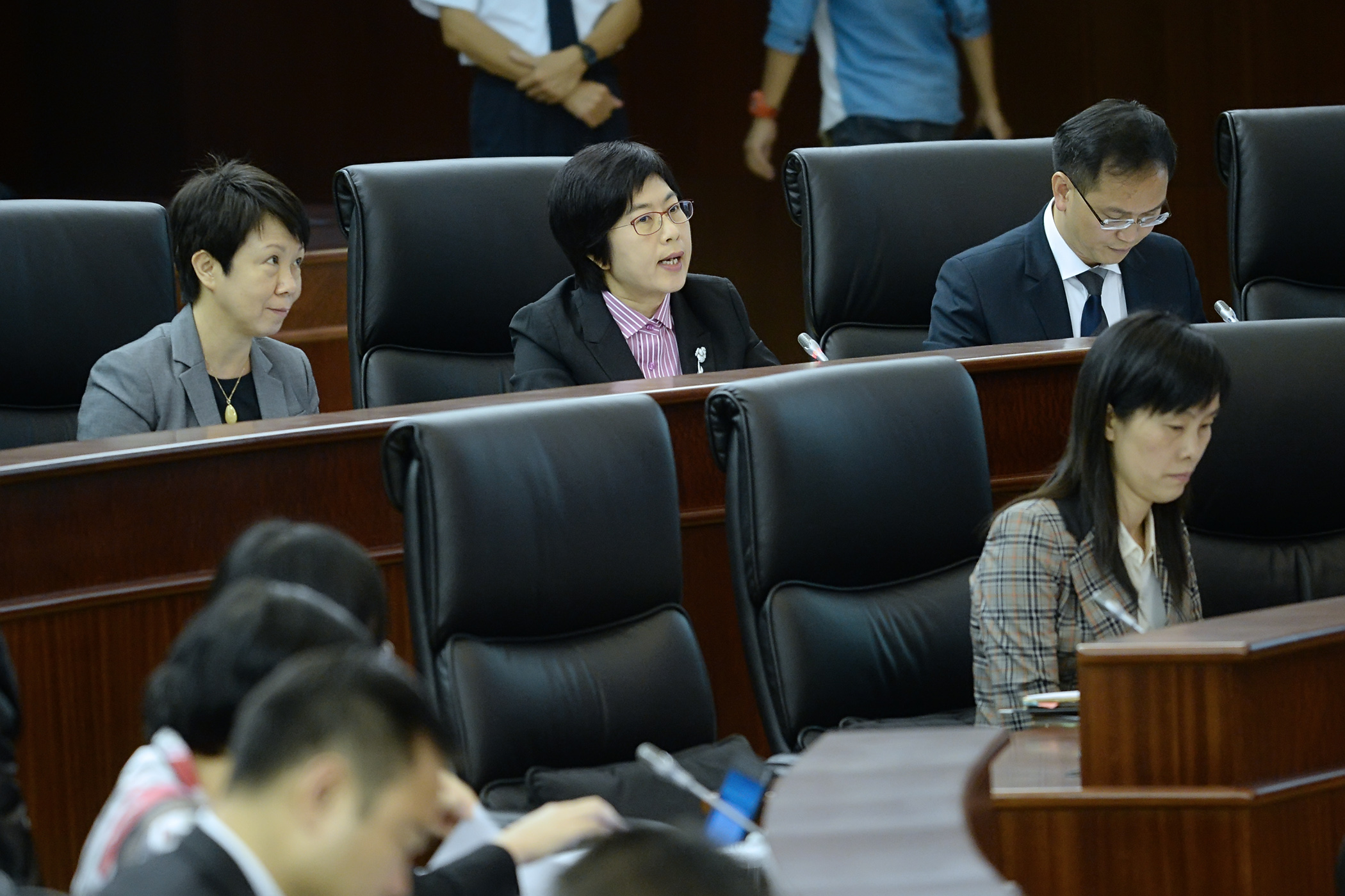 行政法務司司長陳海帆列席立法會全體會議引介行政法務範疇2016年度施政方針以及回應議員提問
