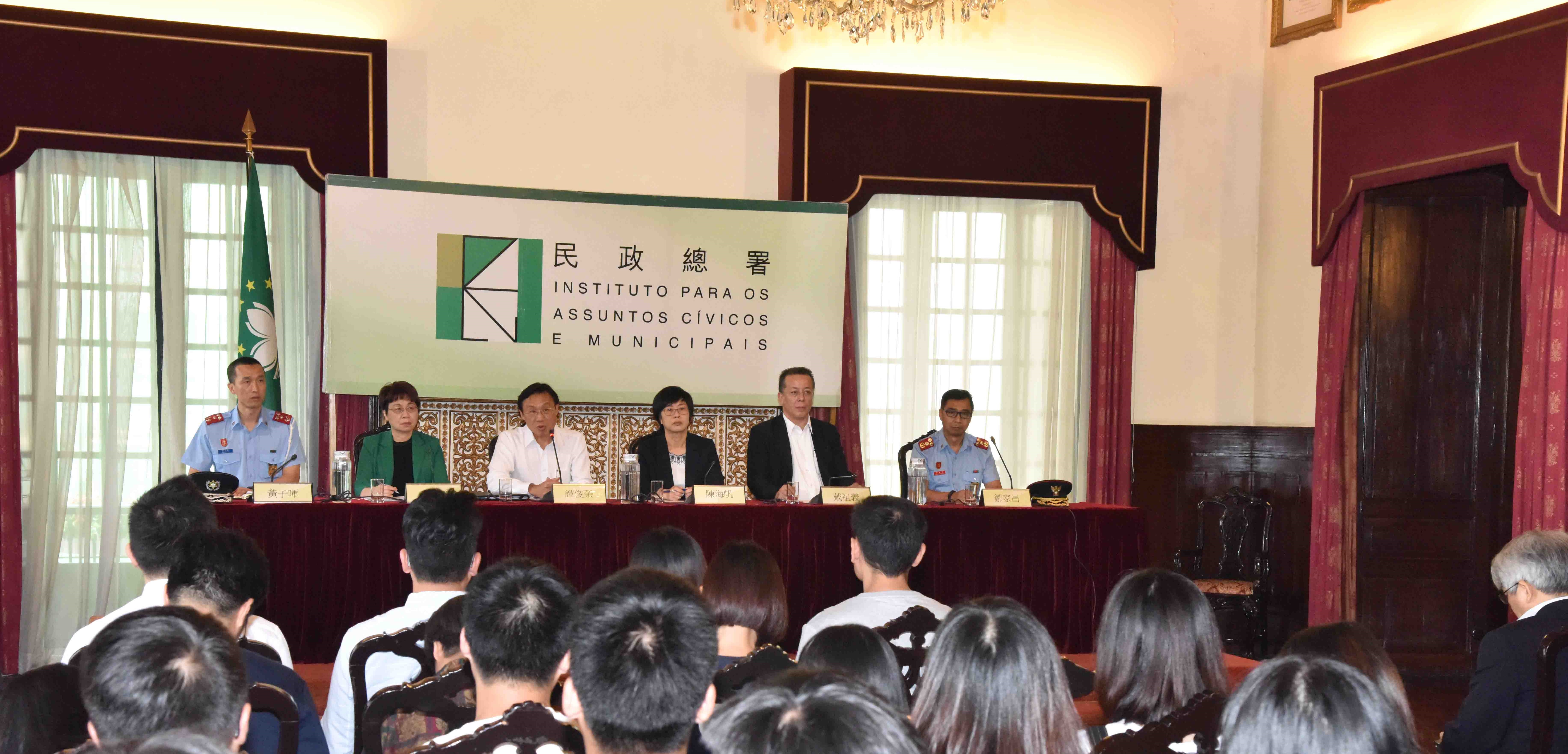 行政法務司司長陳海帆、社會文化司司長譚俊榮就政府檢討和改善重大災害的應急機制和處理能力聽取新青協、青聯及學聯代表的意見