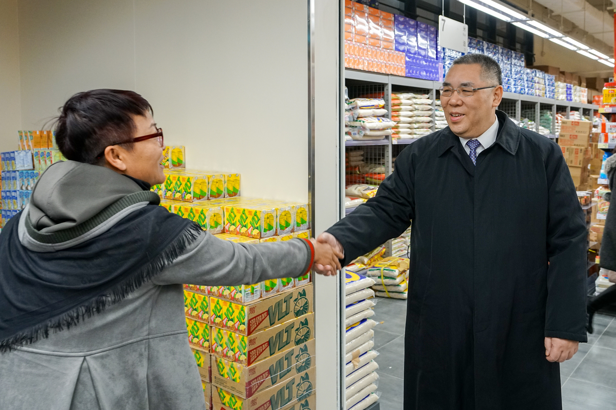 行政長官崔世安在石排灣綜合購物中心與居民握手問好