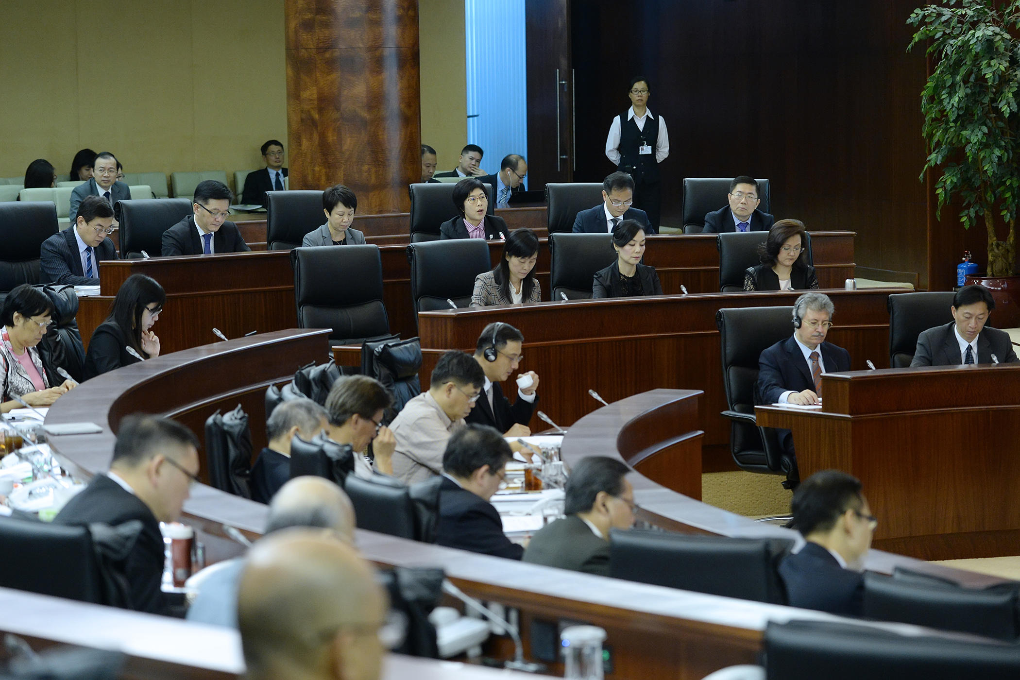 行政法務司司長陳海帆列席立法會全體會議引介行政法務範疇2016年度施政方針以及回應議員提問