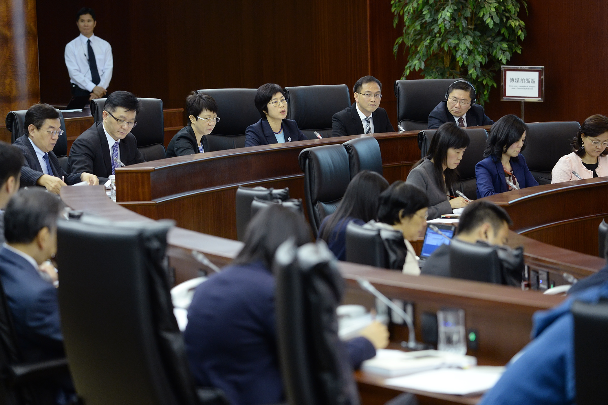 行政法務司司長陳海帆續列席立法會全體會議就行政法務範疇2016年度施政方針回應議員提問