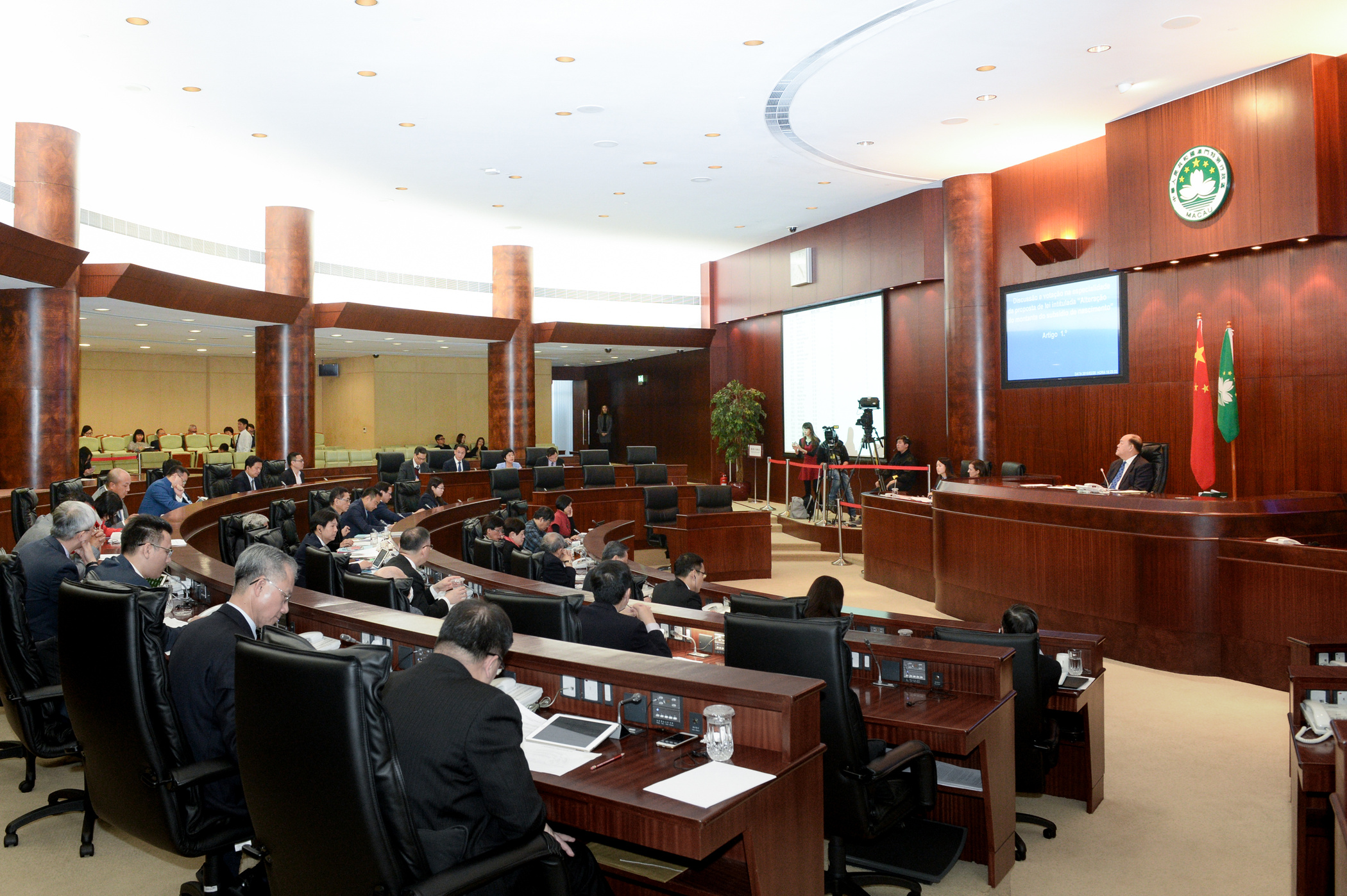 行政法務司司長陳海帆列席立法會全體會議 : 細則性討論及表決《調整出生津貼金額》法案