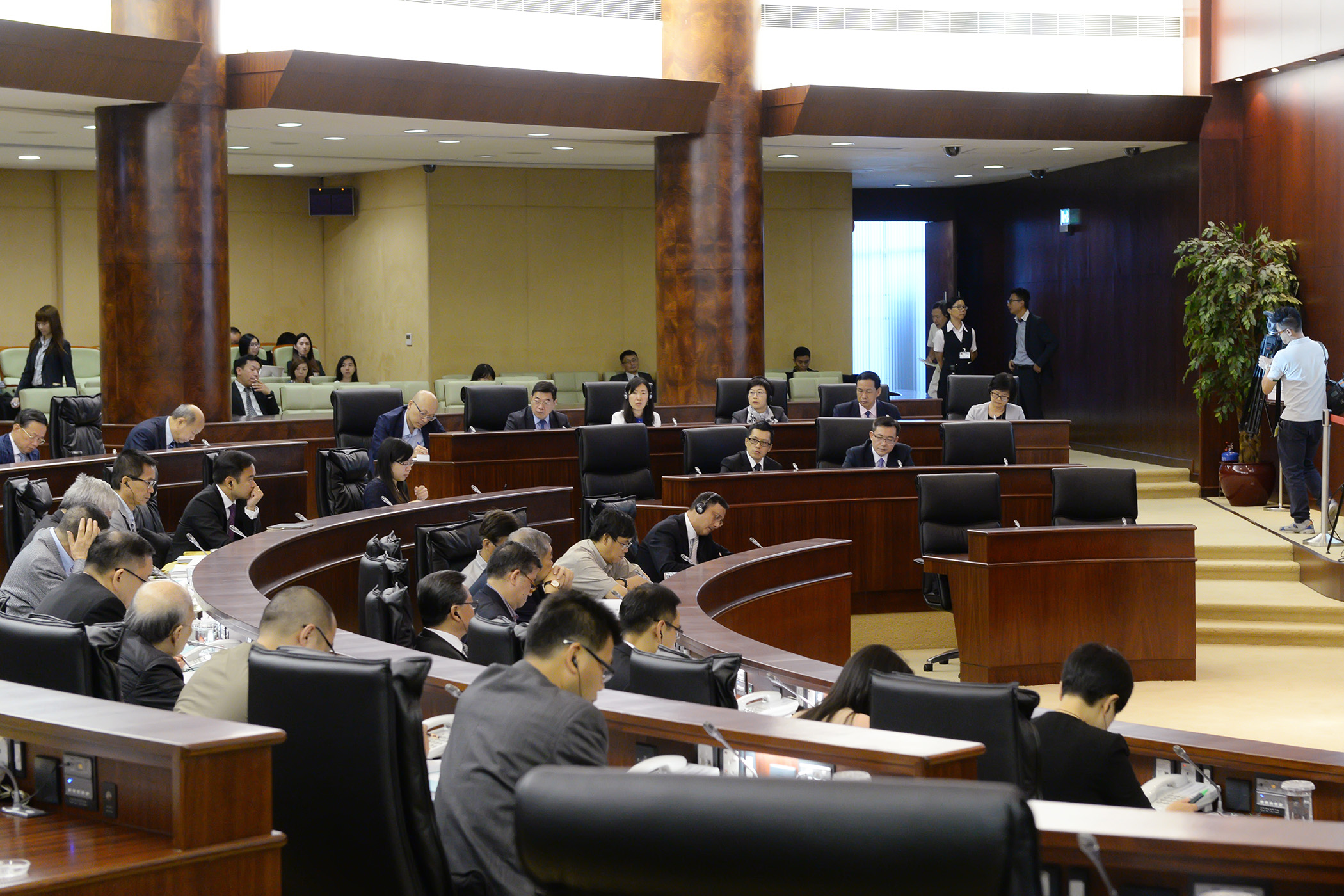 行政法务司司长陈海帆列席立法会全体会议，引介、一般性讨论及表决《分层建筑物共同部分的管理法律制度》法案