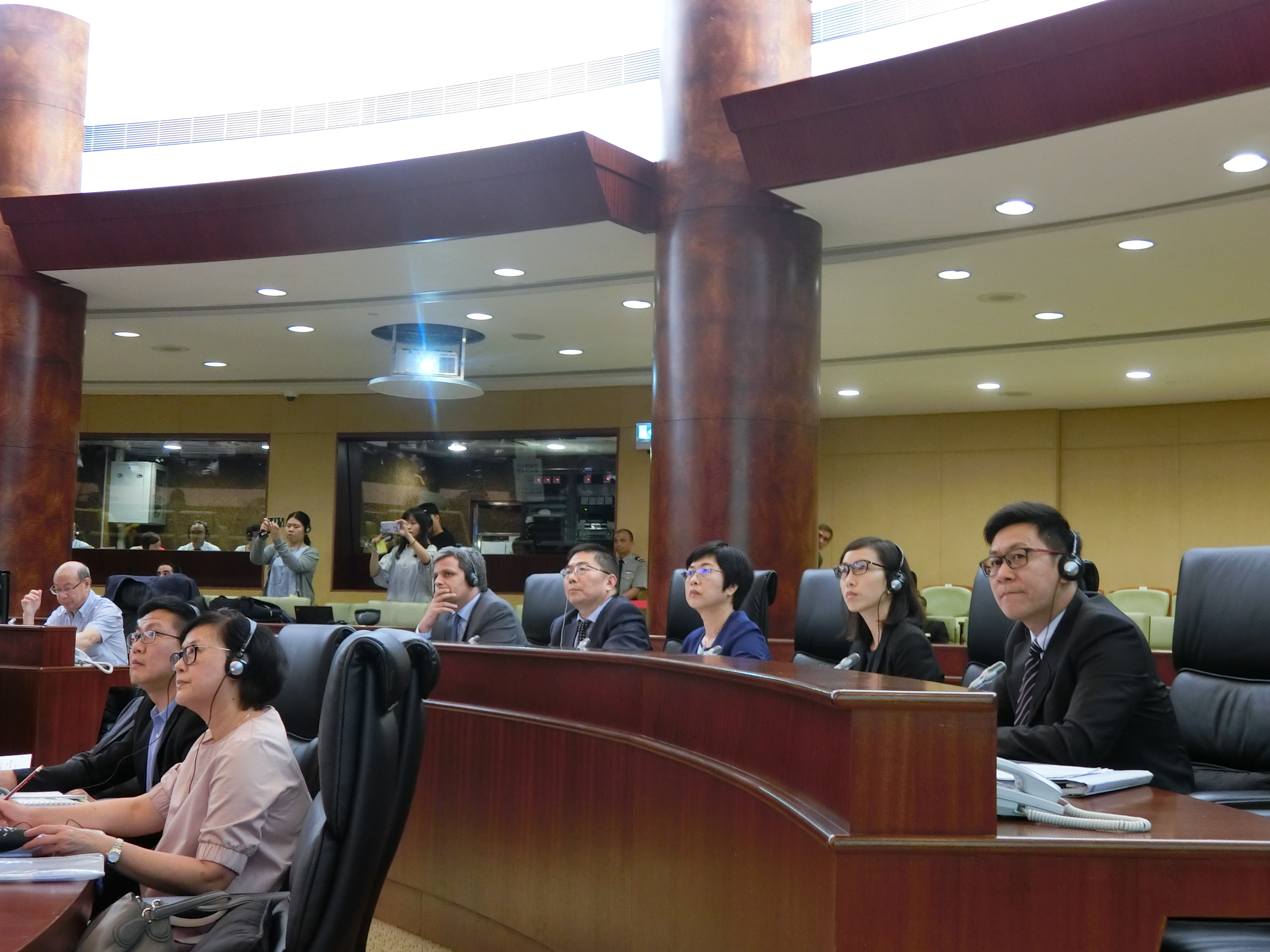 行政法務司司長陳海帆列席立法會全體會議 : 細則性討論及表決《分層建築物共同部分的管理法律制度》法案