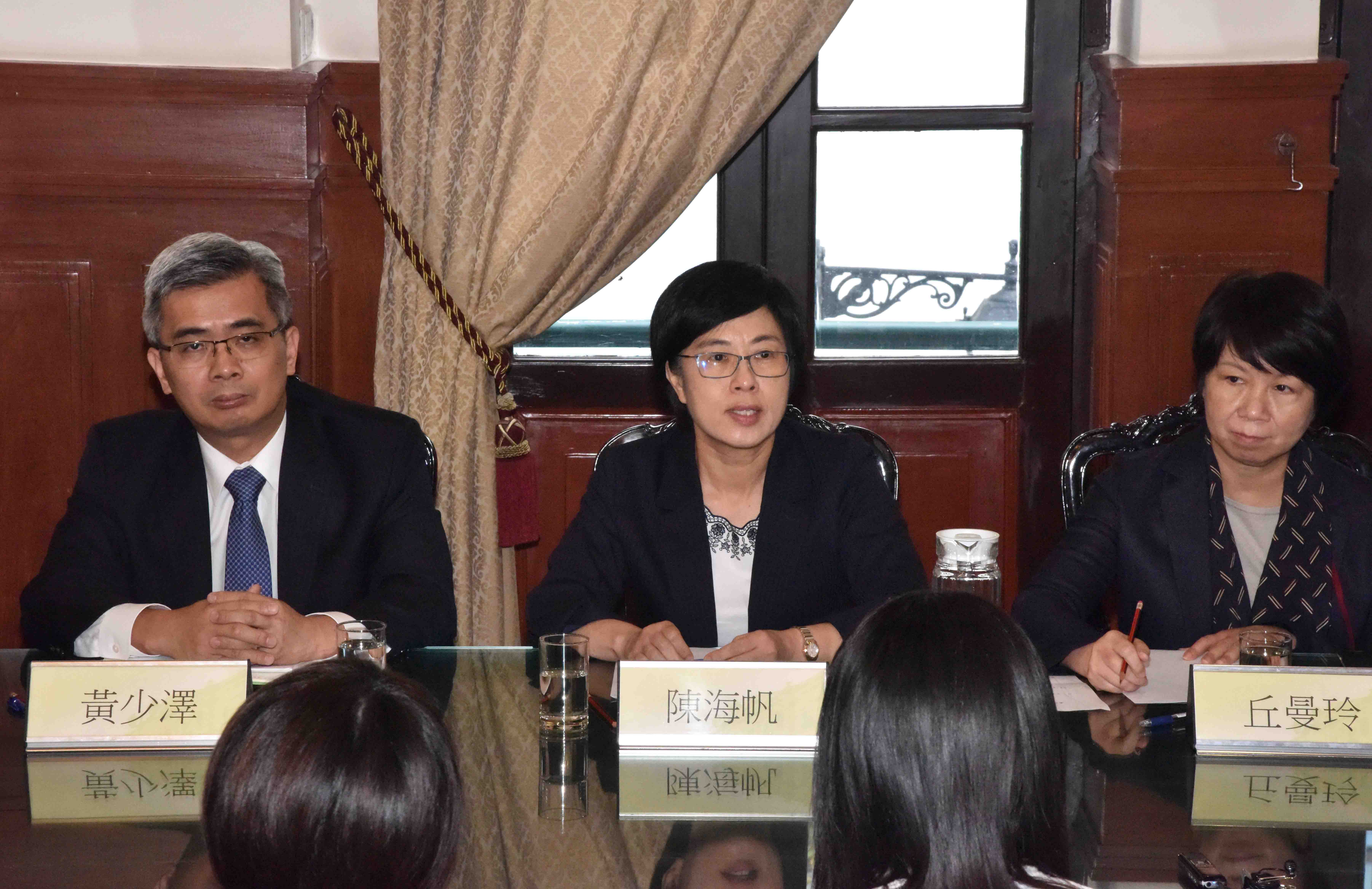 行政法務司司長陳海帆、保安司司長黃少澤就政府檢討和改善重大災害的應急機制和處理能力聽取婦聯代表的意見