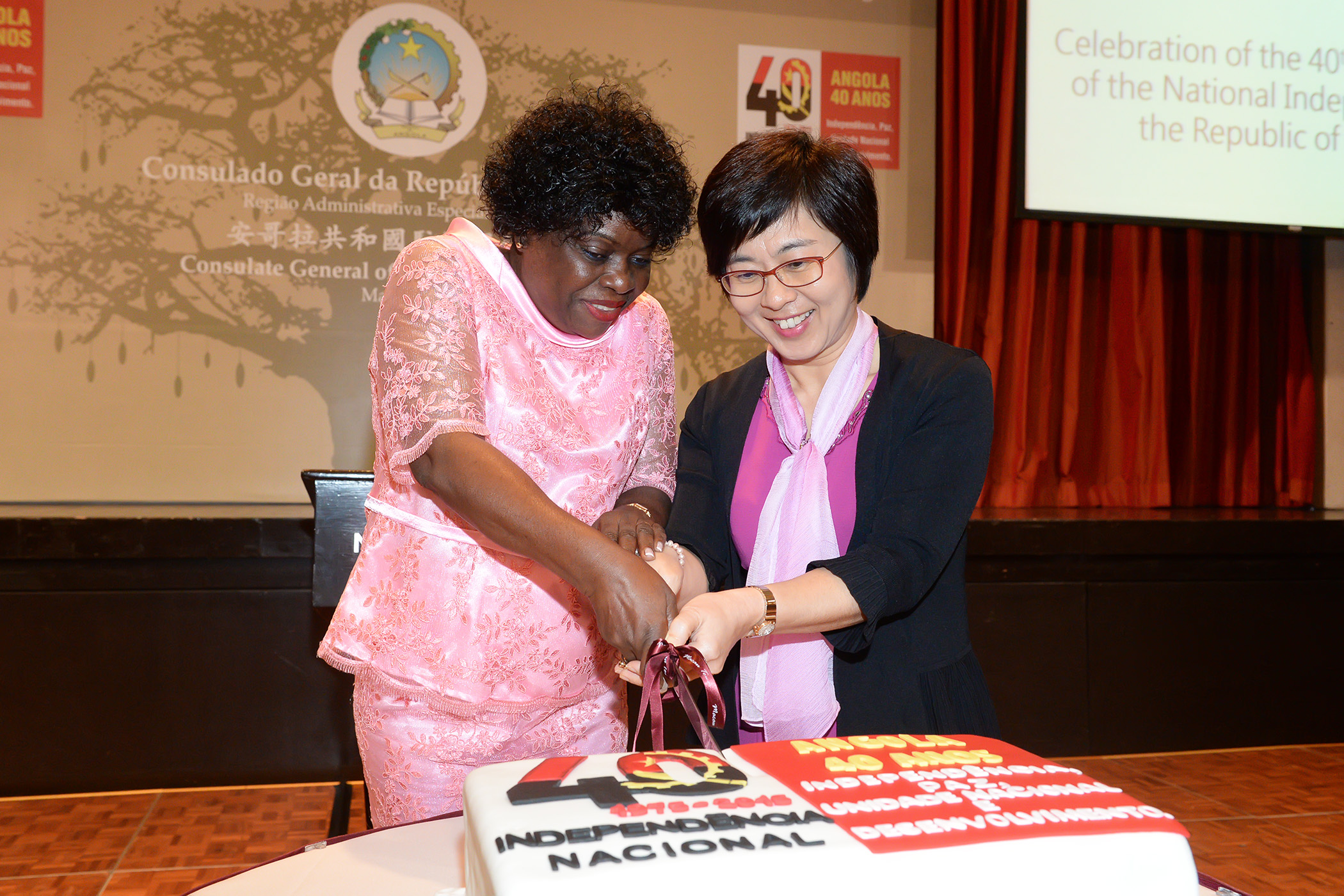 A Secretária para a Administração e Justiça, Sónia Chan, em representação do Chefe do Executivo, presente na recepção comemorativa do 40.º aniversário da independência da República de Angola A Secretária para a Administração e Justiça, Sónia Chan, em representação do Chefe do Executivo, presente na recepção comemorativa do 40.º aniversário da independência da República de Angola