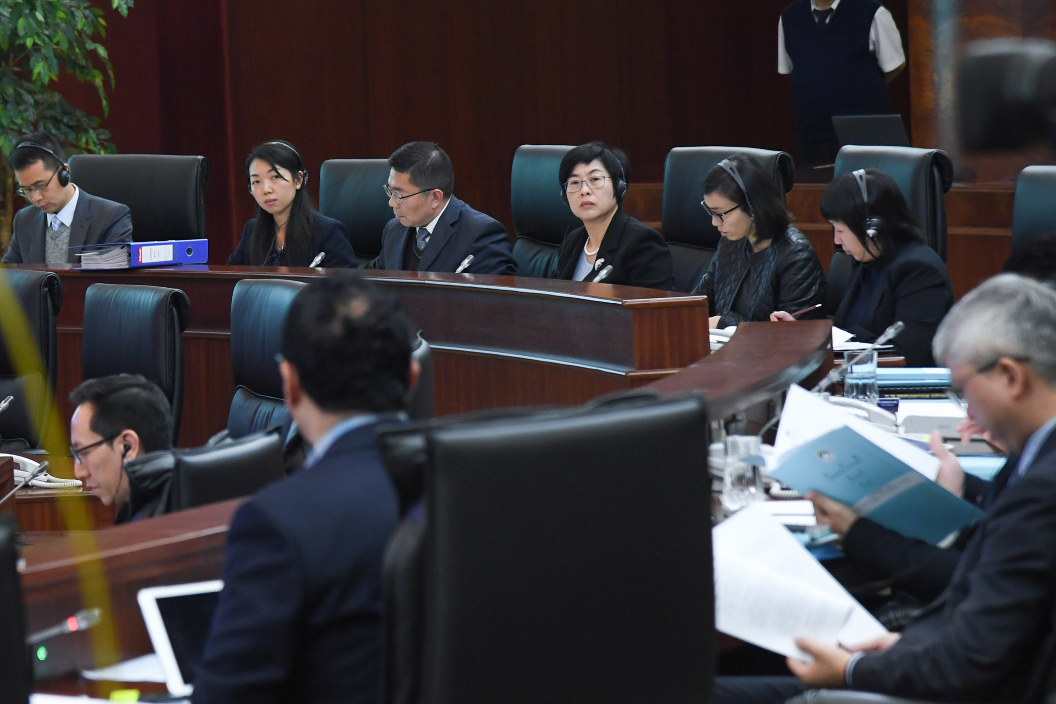 行政法務司司長陳海帆列席立法會全體會議，引介《海域管理綱要法》法案及《修改十二月二十一日第87/89/M號法令核准的〈澳門公共行政工作人員通則〉》法案