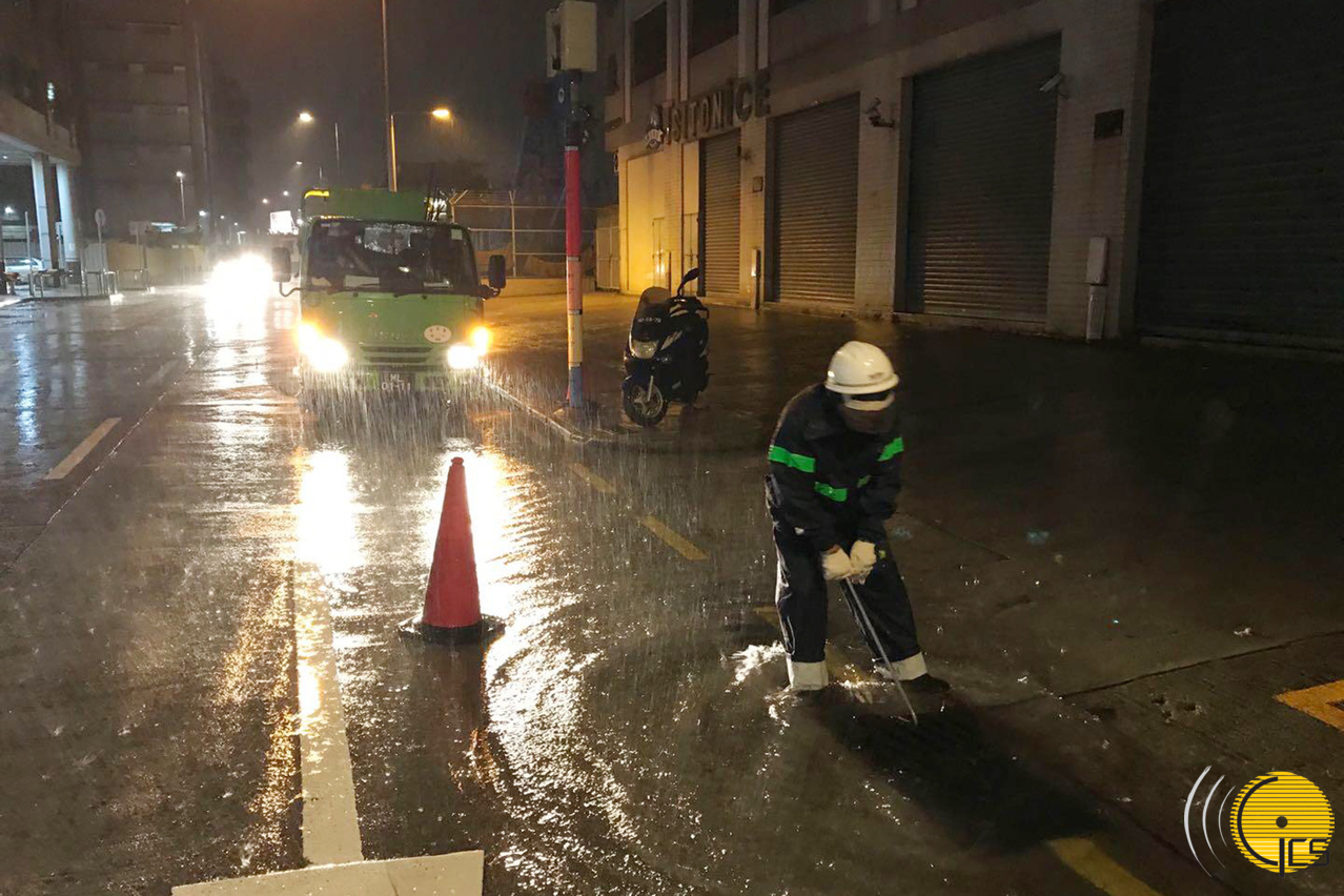 O Instituto para os Assuntos Municipais destaca pessoal até às diversas zonas baixas para limpar os esgotos da água da chuva e acelerar a devida drenagem. O Instituto para os Assuntos Municipais destaca pessoal até às diversas zonas baixas para limpar os esgotos da água da chuva e acelerar a devida drenagem.