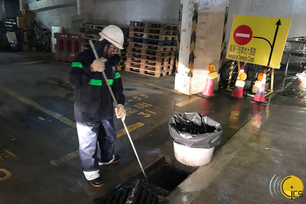 O Instituto para os Assuntos Municipais destaca pessoal até às diversas zonas baixas para limpar os esgotos da água da chuva e acelerar a devida drenagem. O Instituto para os Assuntos Municipais destaca pessoal até às diversas zonas baixas para limpar os esgotos da água da chuva e acelerar a devida drenagem.
