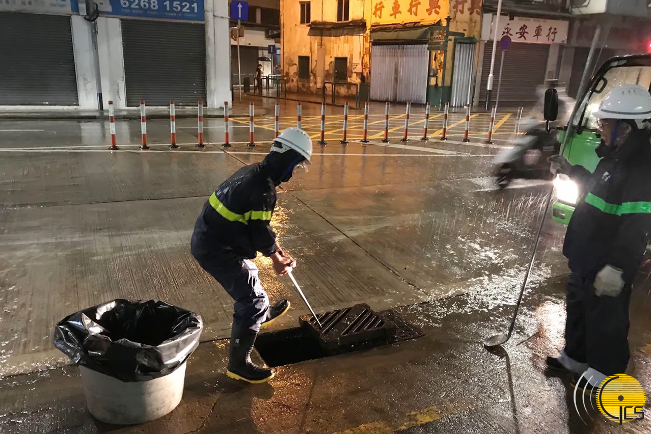 O Instituto para os Assuntos Municipais destaca pessoal até às diversas zonas baixas para limpar os esgotos da água da chuva e acelerar a devida drenagem. O Instituto para os Assuntos Municipais destaca pessoal até às diversas zonas baixas para limpar os esgotos da água da chuva e acelerar a devida drenagem.