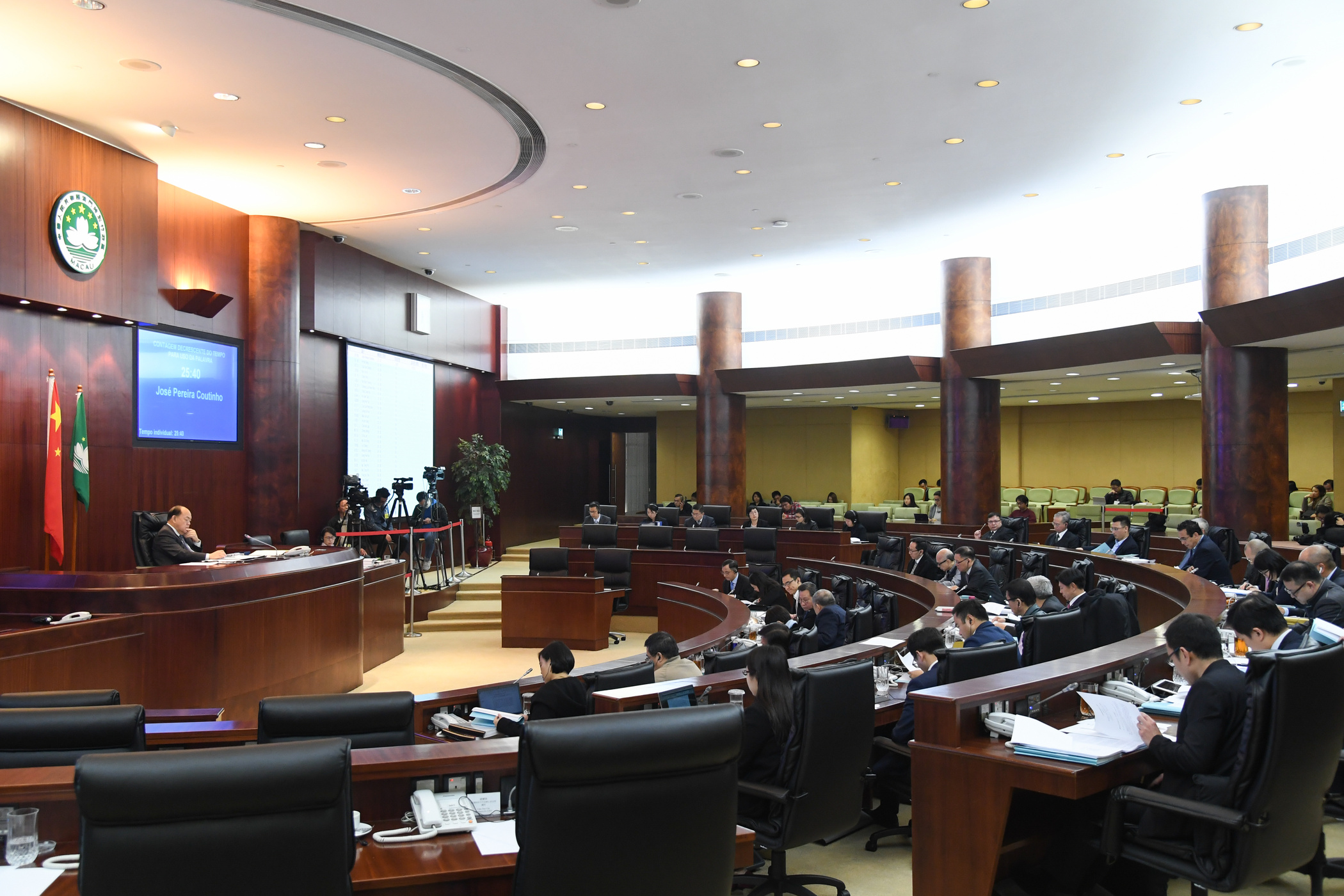 行政法務司司長陳海帆列席立法會全體會議，引介《海域管理綱要法》法案及《修改十二月二十一日第87/89/M號法令核准的〈澳門公共行政工作人員通則〉》法案