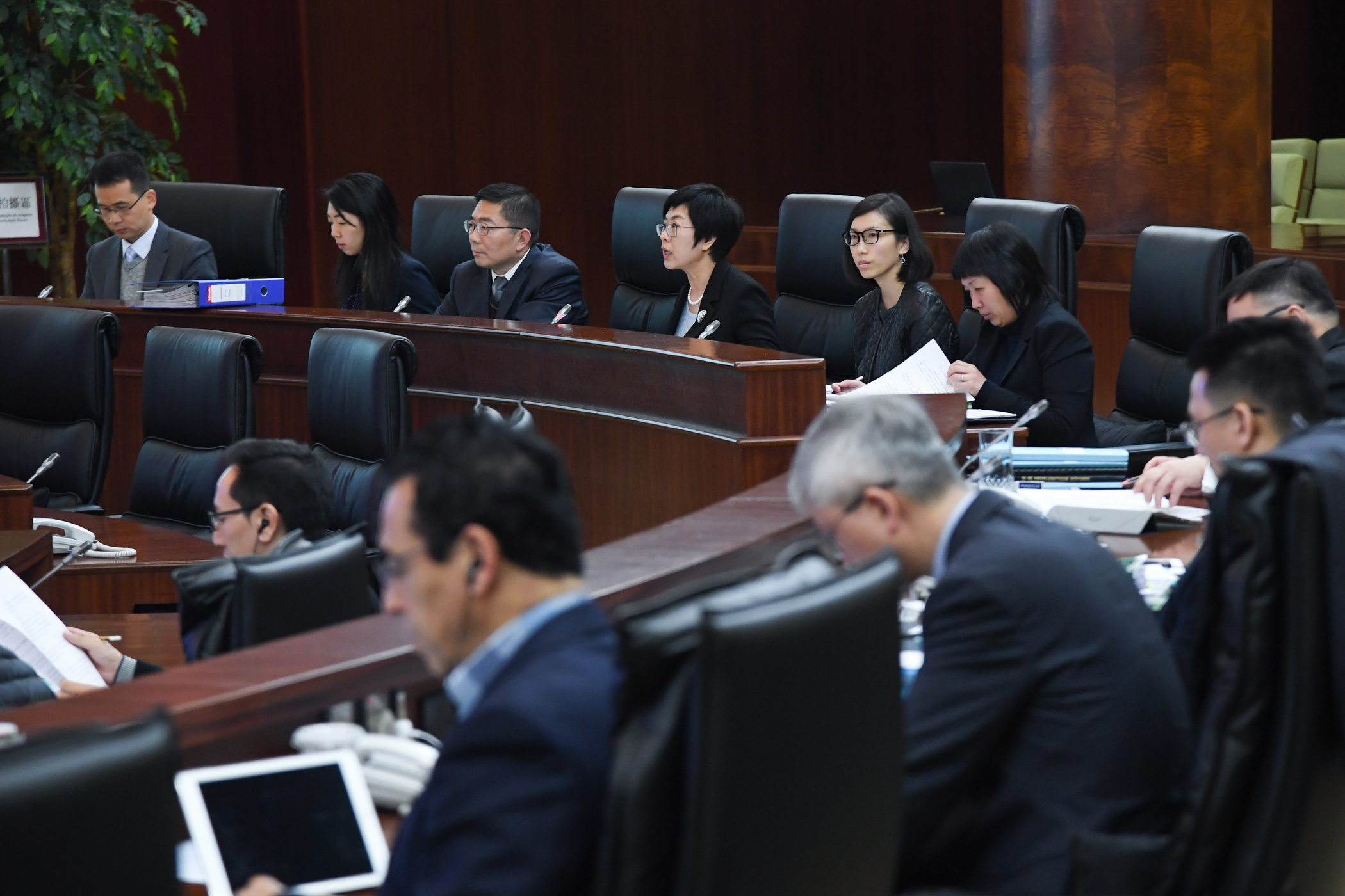 行政法務司司長陳海帆列席立法會全體會議，引介《海域管理綱要法》法案及《修改十二月二十一日第87/89/M號法令核准的〈澳門公共行政工作人員通則〉》法案