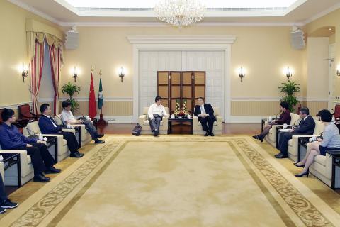 Chefe do Executivo, Chui Sai On, reuniu-se com representantes da Iniciativa 
de Desenvolvimento Comunitário de Macau para auscultar opiniões e 
sugestões sobre as Linhas de Acção Governativa para o próximo ano.
