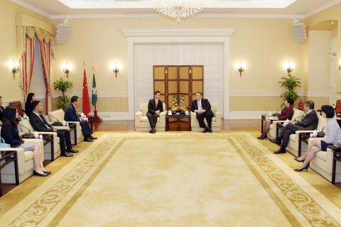 Chefe do Executivo, Chui Sai On, encontrou-se com representantes da 
Associação dos Conterrâneos de Kong Mun de Macau para auscultar opiniões 
e sugestões sobre as Linhas de Acção Governativa para o ano de 2018.

