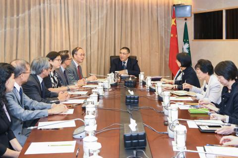 Encontro do Chefe do Executivo, Chui Sai On, com a Associação dos 
Trabalhadores da Função Pública de Origem Chinesa, para auscultar 
opiniões e sugestões sobre as linhas de acção governativa para o próximo 
ano.
