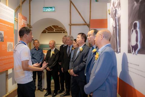 Celebração do 75.º Aniversário da Implantação da República Popular da
China e do 25.º Aniversário do Estabelecimento da RAEM – Exposição
Retrospectiva de Arcos Decorativos de Macau para a Celebração do Dia
Nacional da China inagurada hoje
Celebração do 75.º Aniversário da Implantação da República Popular da
China e do 25.º Aniversário do Estabelecimento da RAEM – Exposição
Retrospectiva de Arcos Decorativos de Macau para a Celebração do Dia
Nacional da China inagurada hoje
