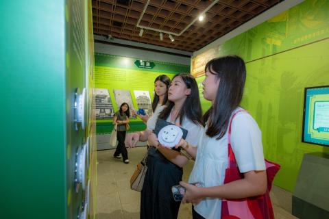 展覽讓年輕一代加深了解澳門賀國慶的歷史。
