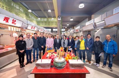 Os convidados compareceram à cerimónia de reabertura do Mercado da Horta da 
Mitra
