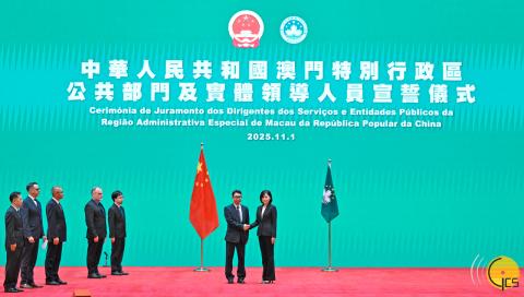 廉政專員歐陽湘與宣誓的廉政公署助理專員、廉政專員辦公室主任及辦公室顧問合影。
