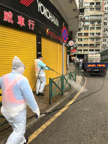 澳第十例确诊病例居所周边进行大型清洁及消毒工作1

