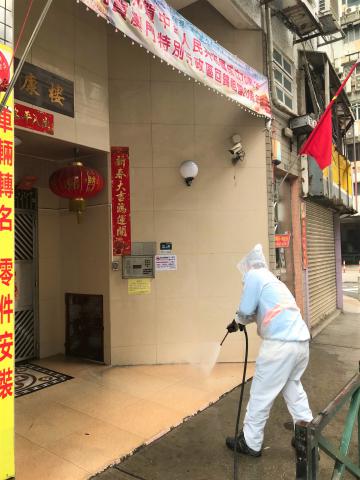 澳第十例确诊病例居所周边进行大型清洁及消毒工作2
