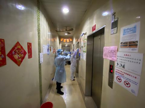 澳第十例确诊病例居所周边进行大型清洁及消毒工作4
