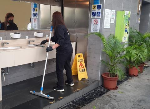 Os trabalhadores limpam os sanitários públicos
