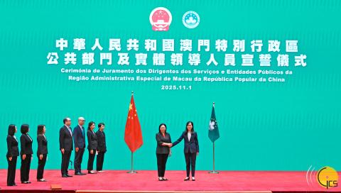 審計長歐陽瑜與宣誓的助理審計長、審計長辦公室主任、辦公室顧問及審計局領導合影。
