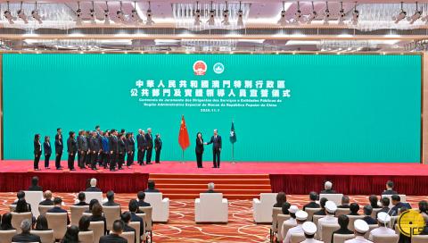 立法會主席張永春與宣誓的立法會輔助部門秘書長、副秘書長、顧問及技術顧問合影。
